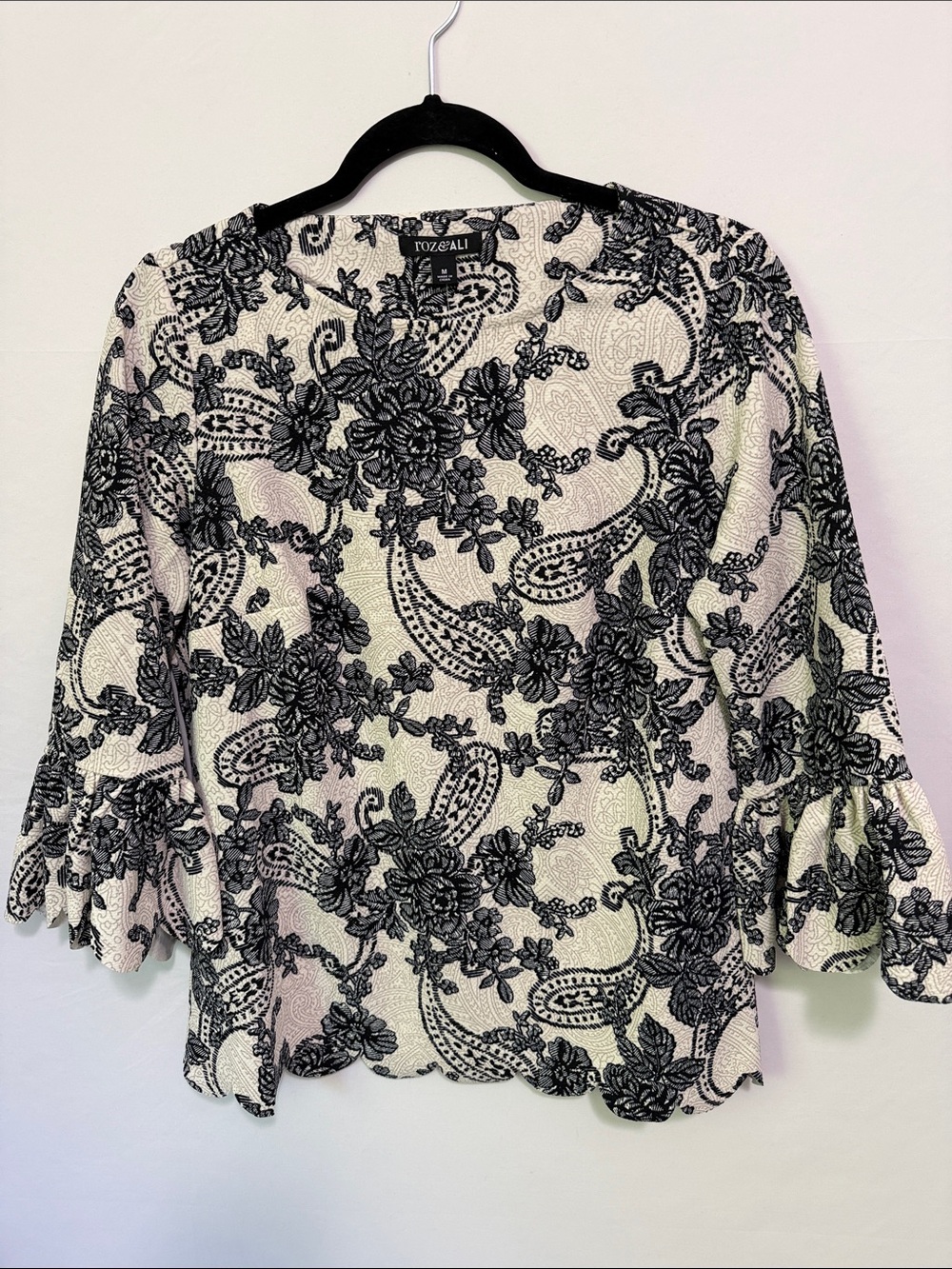 NWT Roz & Ali Black Floral Blouse on cream